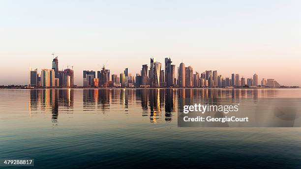 città di doha, qatar all'alba - qatar desert foto e immagini stock