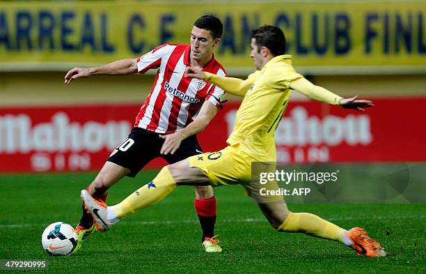 Athletic Bilbao's midfielder Oscar de Marcos vies for the ball with Villarreal's midfielder Cani during the Spanish league football match Villarreal...