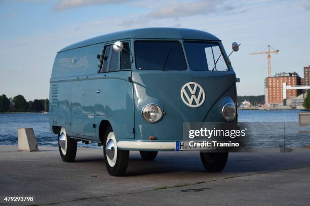 volkswagen t1 an der küste - transporter stock-fotos und bilder
