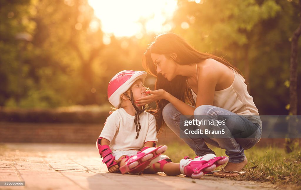 Mother 慰める彼女の娘がた車をローラーブレードでお出かけいただけます。