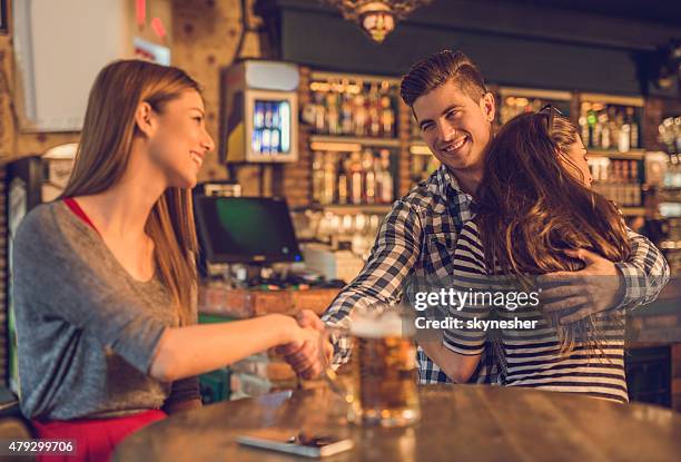 unfaithful jeune homme dans un café. - polyamour photos et images de collection