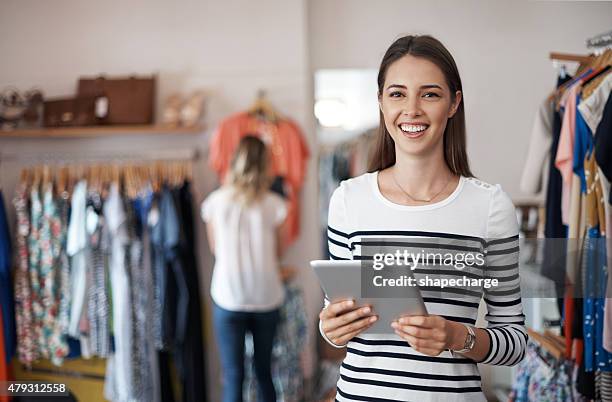 mantener la calma y disfrute de compras en línea - tienda de ropa fotografías e imágenes de stock