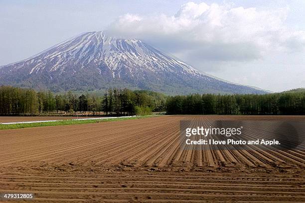 hokkaido spring - vulkan yotei stock-fotos und bilder