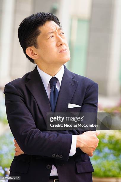 empresário japonês olhando ao ar livre grande preocupação dúvida - franzindo as sobrancelhas - fotografias e filmes do acervo