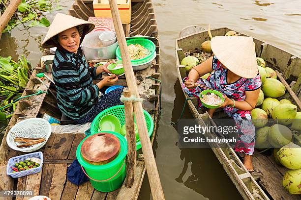 vietnamesische frau verkaufen pho-nudelsuppe mit schwimmender markt - vietnamese street food stock-fotos und bilder
