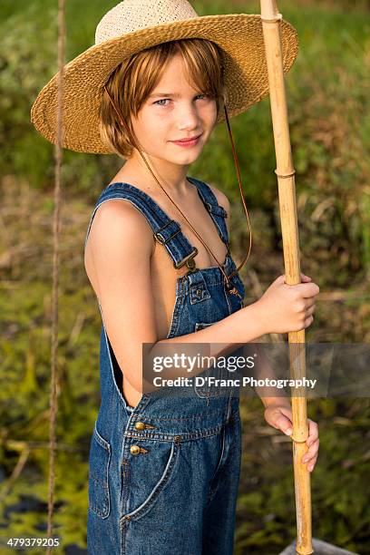 holding the fishing pole - lancaster-pennsylvania photos et images de collection