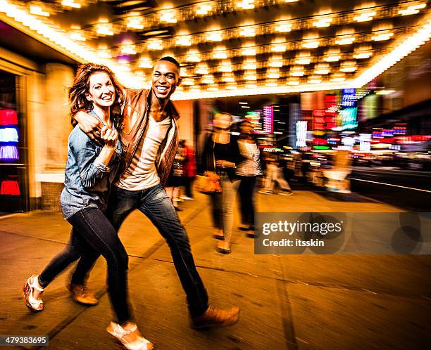 couple new york city lifestyle - bright lights big city visions of new york at night stockfoto's en -beelden