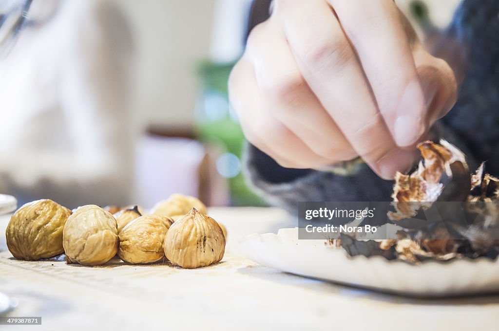 Peeling roasted chestnut- Keschtn during Törggelen