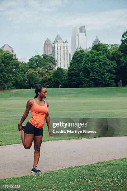 female jogger in city park - piedmont park stockfoto's en -beelden