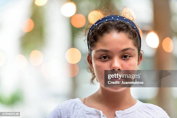 doze anos hispânico aluna - 12 13 years old girls imagens e fotografias de stock