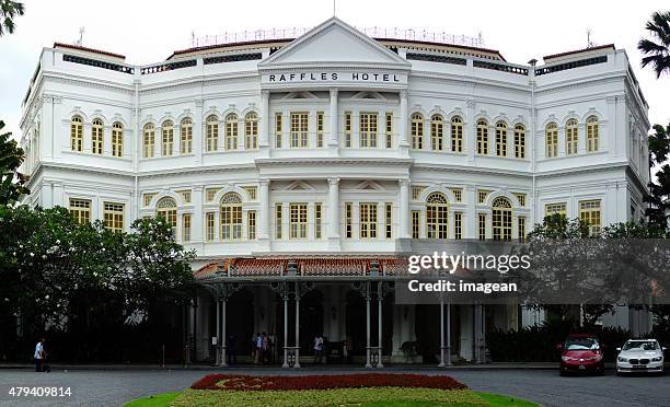 Slingat Raffles 18 Singapore Sling Raffles Hotel Stock Photos, High-Res Pictures, and ...