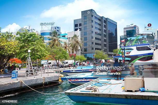 waterfront in male auf den malediven - male maldives stock-fotos und bilder