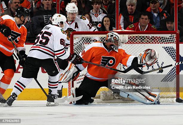 Andrew Shaw of the Chicago Blackhawks scores a first period goal against Ray Emery of the Philadelphia Flyers on March 18, 2014 at the Wells Fargo...