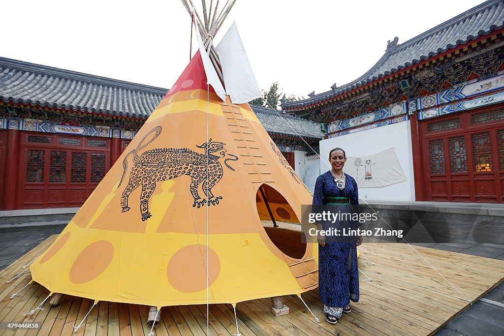 American Artist Toni Scott Holds Her Art Exhibition At Peking University