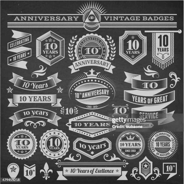 ilustraciones, imágenes clip art, dibujos animados e iconos de stock de diez aniversario dibujados a mano chalkboard vectoriales sin royalties de fondo - 10° aniversario