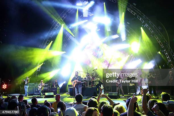 Boyd Tinsley, Tim Reynolds, Dave Matthews, Carter Beauford, Stefan Lessard, Rashawn Ross, and Jeff Coffin of Dave Matthews Band perform at Saratoga...