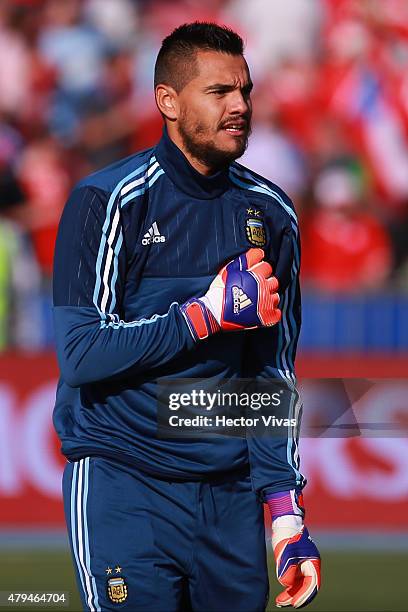 Sergio Romero of Argentina warms up prior the 2015 Copa America Chile Final match between Chile and Argentina at Nacional Stadium on July 04, 2015 in...