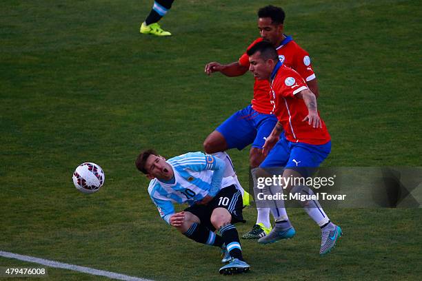 Gary Medel of Chile fights for the ball with Lionel Messi of Argentina during the 2015 Copa America Chile Final match between Chile and Argentina at...