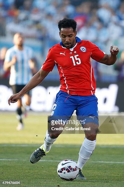Jean Beausejour of Chile passes the ball during the 2015 Copa America Chile Final match between Chile and Argentina at Nacional Stadium on July 04,...