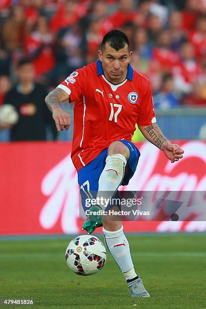 Gary Medel of Chile drives the ball during the 2015 Copa America Chile Final match between Chile and Argentina at Nacional Stadium on July 04, 2015...