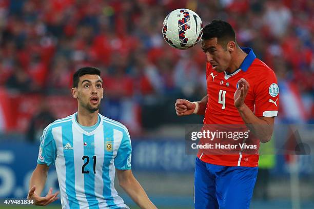 Mauricio Isla of Chile heads the ball during the 2015 Copa America Chile Final match between Chile and Argentina at Nacional Stadium on July 04, 2015...