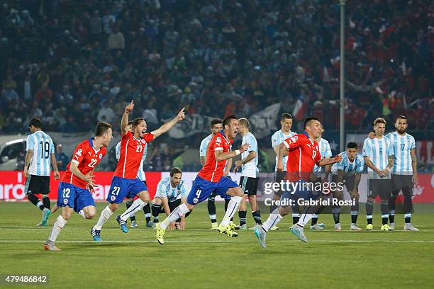 Players of Chile celebrate after winning the 2015 Copa America Chile Final match between Chile and Argentina at Nacional Stadium on July 04, 2015 in...