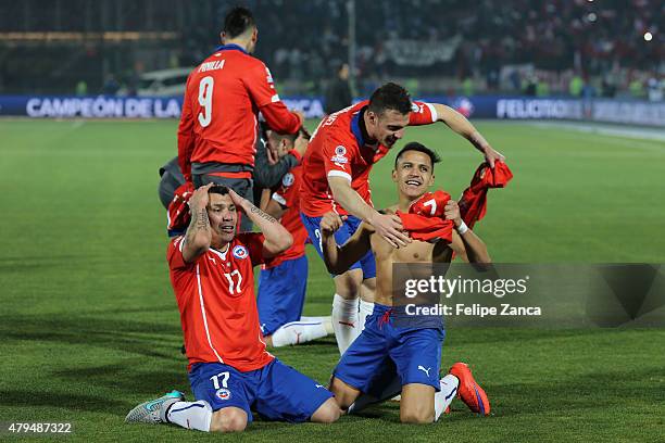 Players of Chile celebrate after winning the 2015 Copa America Chile Final match between Chile and Argentina at Nacional Stadium on July 04, 2015 in...