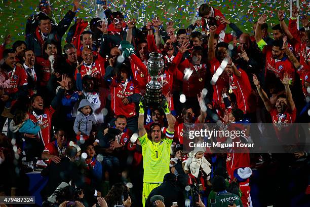 Claudio Bravo of Chile lifts the trophy after winning the 2015 Copa America Chile Final match between Chile and Argentina at Nacional Stadium on July...