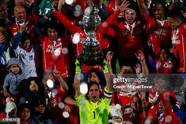 Claudio Bravo of Chile lifts the trophy after winning the 2015 Copa America Chile Final match between Chile and Argentina at Nacional Stadium on July...