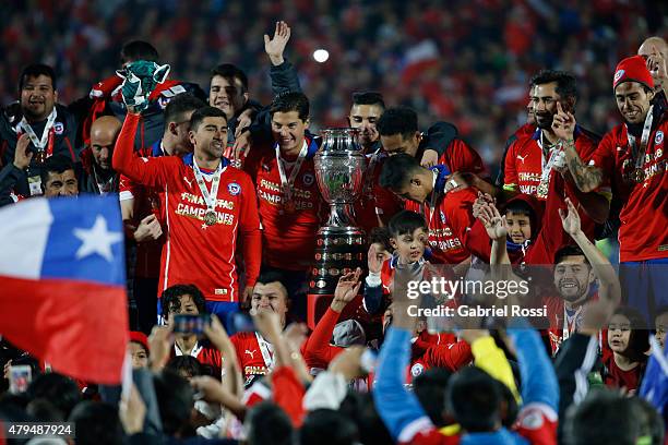 Players of Chile celebrate with the trophy after winning the 2015 Copa America Chile Final match between Chile and Argentina at Nacional Stadium on...