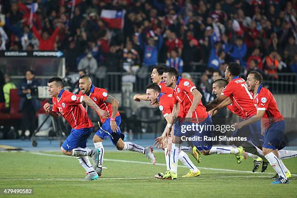 Players of Chile celebrate after winning the 2015 Copa America Chile Final match between Chile and Argentina at Nacional Stadium on July 04, 2015 in...