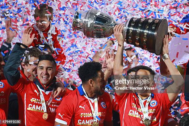 Alexis Sanchez of Chile lifts the trophy after winning the 2015 Copa America Chile Final match between Chile and Argentina at Nacional Stadium on...