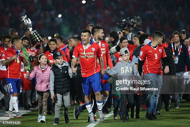 Gary Medel of Chile celebrates after winning the 2015 Copa America Chile Final match between Chile and Argentina at Nacional Stadium on July 04, 2015...