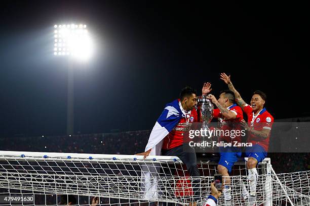 Gary Medel and Eduardo Vargas of Chile celebrate with the trophy after the 2015 Copa America Chile Final match between Chile and Argentina at...