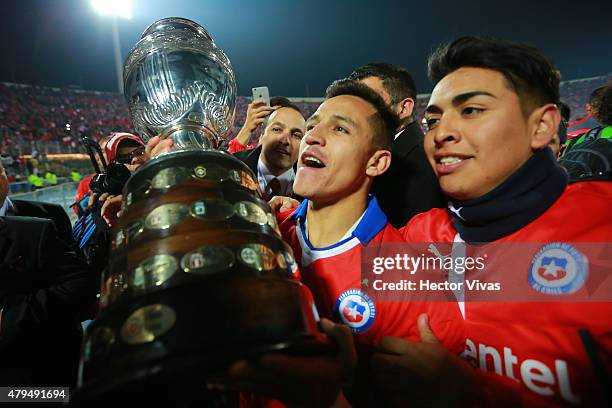 Alexis Sanchez of Chile lifts the trophy after winning the 2015 Copa America Chile Final match between Chile and Argentina at Nacional Stadium on...