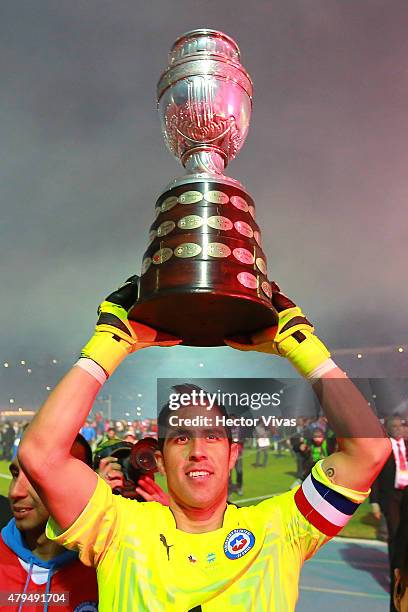 Claudio Bravo of Chile lifts the trophy after winning the 2015 Copa America Chile Final match between Chile and Argentina at Nacional Stadium on July...