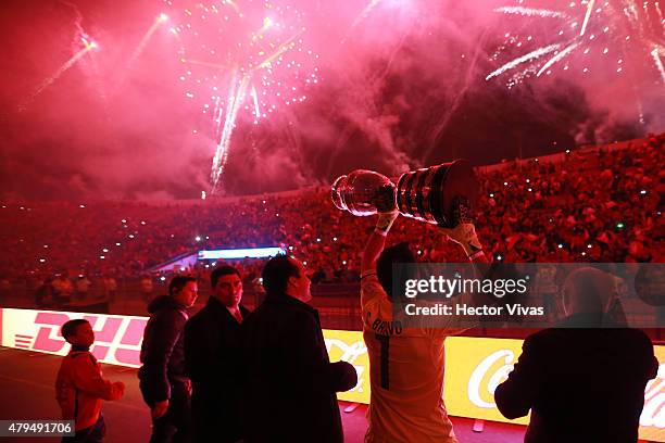 Claudio Bravo of Chile lifts the trophy after winning the 2015 Copa America Chile Final match between Chile and Argentina at Nacional Stadium on July...