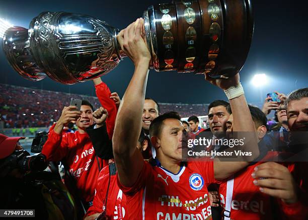 Alexis Sanchez of Chile lifts the trophy after winning the 2015 Copa America Chile Final match between Chile and Argentina at Nacional Stadium on...