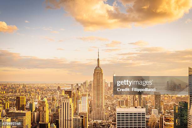 skyline di new york-midtown e l'empire state building - rockefeller center foto e immagini stock