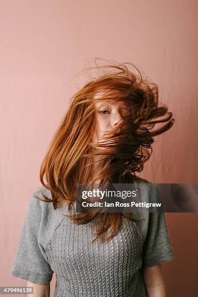 red-head shake - sacudir la cabeza fotografías e imágenes de stock