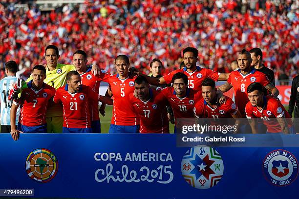 Players of Chile pose for a team photo prior to the 2015 Copa America Chile Final match between Chile and Argentina at Nacional Stadium on July 04,...