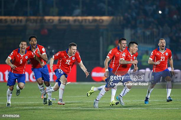 Players of Chile celebrate after winning the 2015 Copa America Chile Final match between Chile and Argentina at Nacional Stadium on July 04, 2015 in...