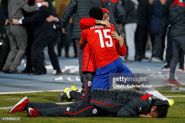 Jean Beausejour of Chile celebrates after winning the 2015 Copa America Chile Final match between Chile and Argentina at Nacional Stadium on July 04,...