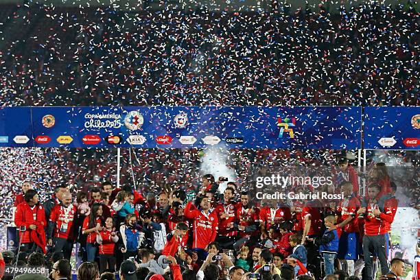 Players of Chile celebrate after winning the 2015 Copa America Chile Final match between Chile and Argentina at Nacional Stadium on July 04, 2015 in...