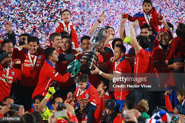 Players of Chile celebrate with the trophy after the 2015 Copa America Chile Final match between Chile and Argentina at Nacional Stadium on July 04,...