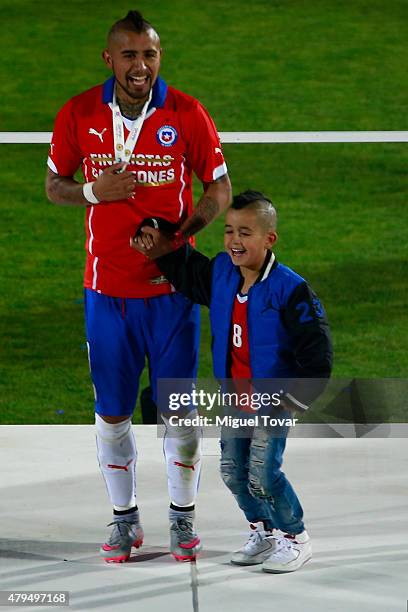 Arturo Vidal of Chile and his son celebrate after the 2015 Copa America Chile Final match between Chile and Argentina at Nacional Stadium on July 04,...