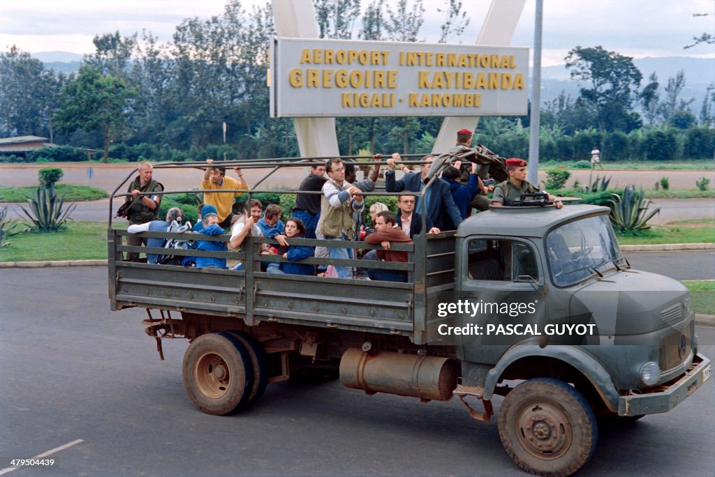Ww1 Rwanda French paratroopers evacuate european citizens to Kigali airport on ...