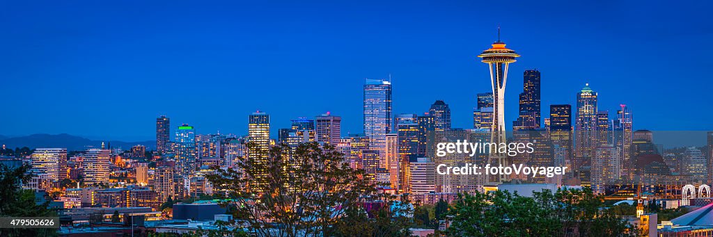 O Seattle Space Needle centro da cidade de arranha-céus, iluminada ao anoitecer, panorama Washington, EUA