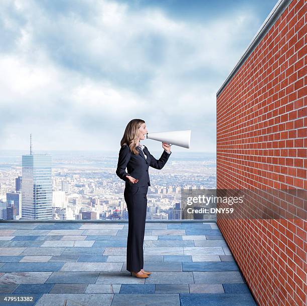 mujer de negocios hablando con la pared - all people fotografías e imágenes de stock
