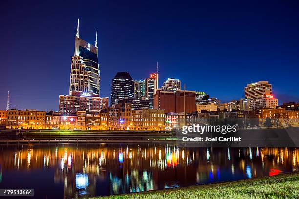 nashville skyline at night - nashville stock pictures, royalty-free photos & images